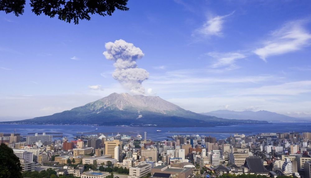 Una nube de humo sobre el volcán Sakurajima en Japón.