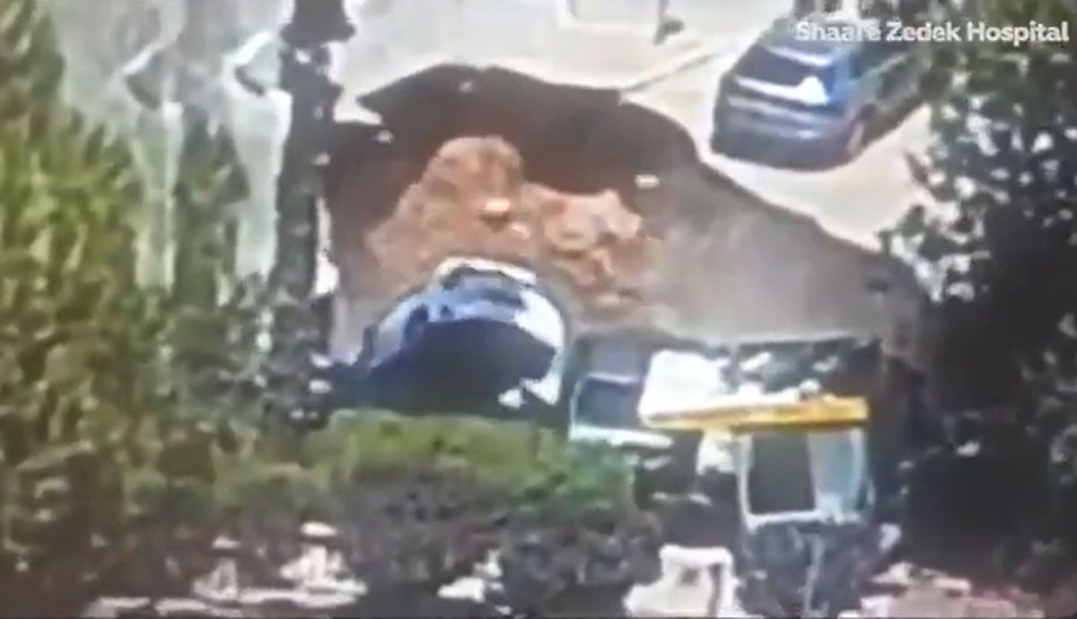 Un impresionante vídeo muestra cómo un socavón engulle a varios coches