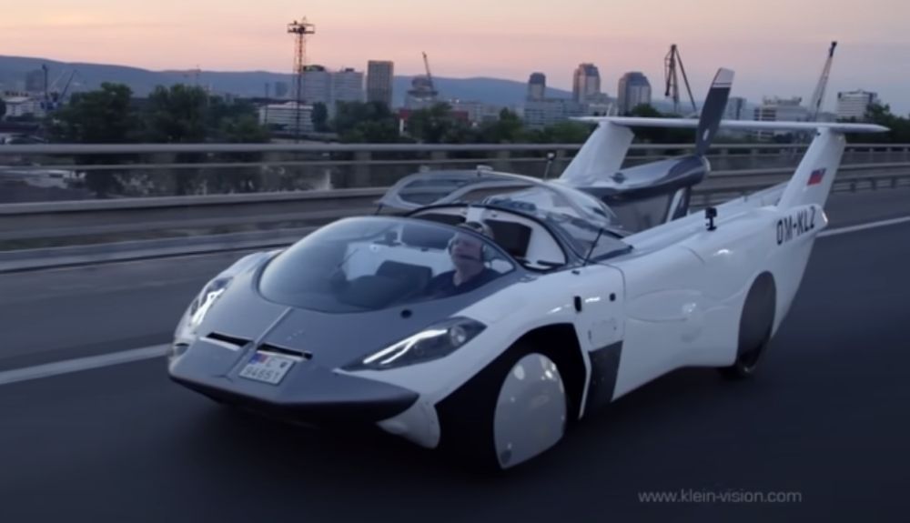 Así se transforma en un coche de carretera el AirCar.