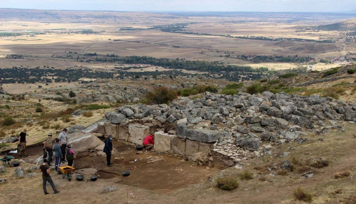 Este mes de julio ha comenzado una nueva campaña de excavaciones en el enigmático torreón de Castro de Ulaca (Solosancho) Ávila.