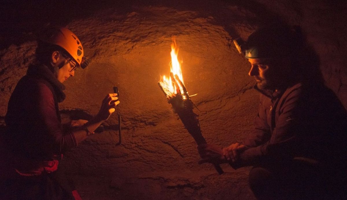 Los investigadores observan cómo una antorcha hecha de materiales disponibles en la Edad de Piedra arde en una cueva. (2)