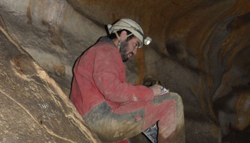 El geólogo Iñaki Intxaurbe registra observaciones de la cueva de Axturra en el norte de España. (2)