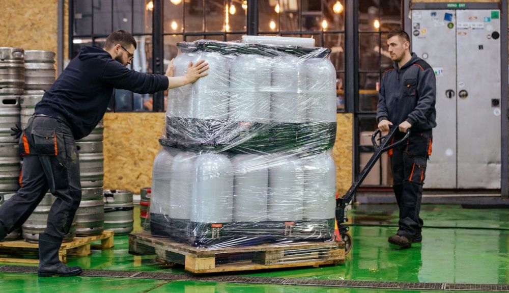 Barriles de cerveza tradicional para ser distribuidos. Barriles de cerveza tradicional para ser distribuidos.