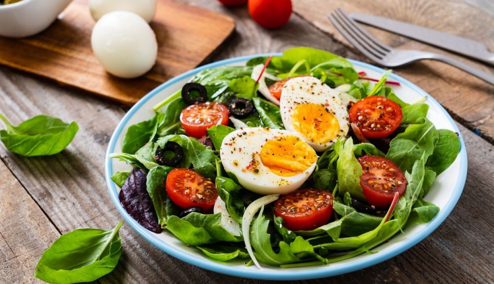 Algunos vegetarianos comen huevos. Algunos vegetarianos comen huevos.