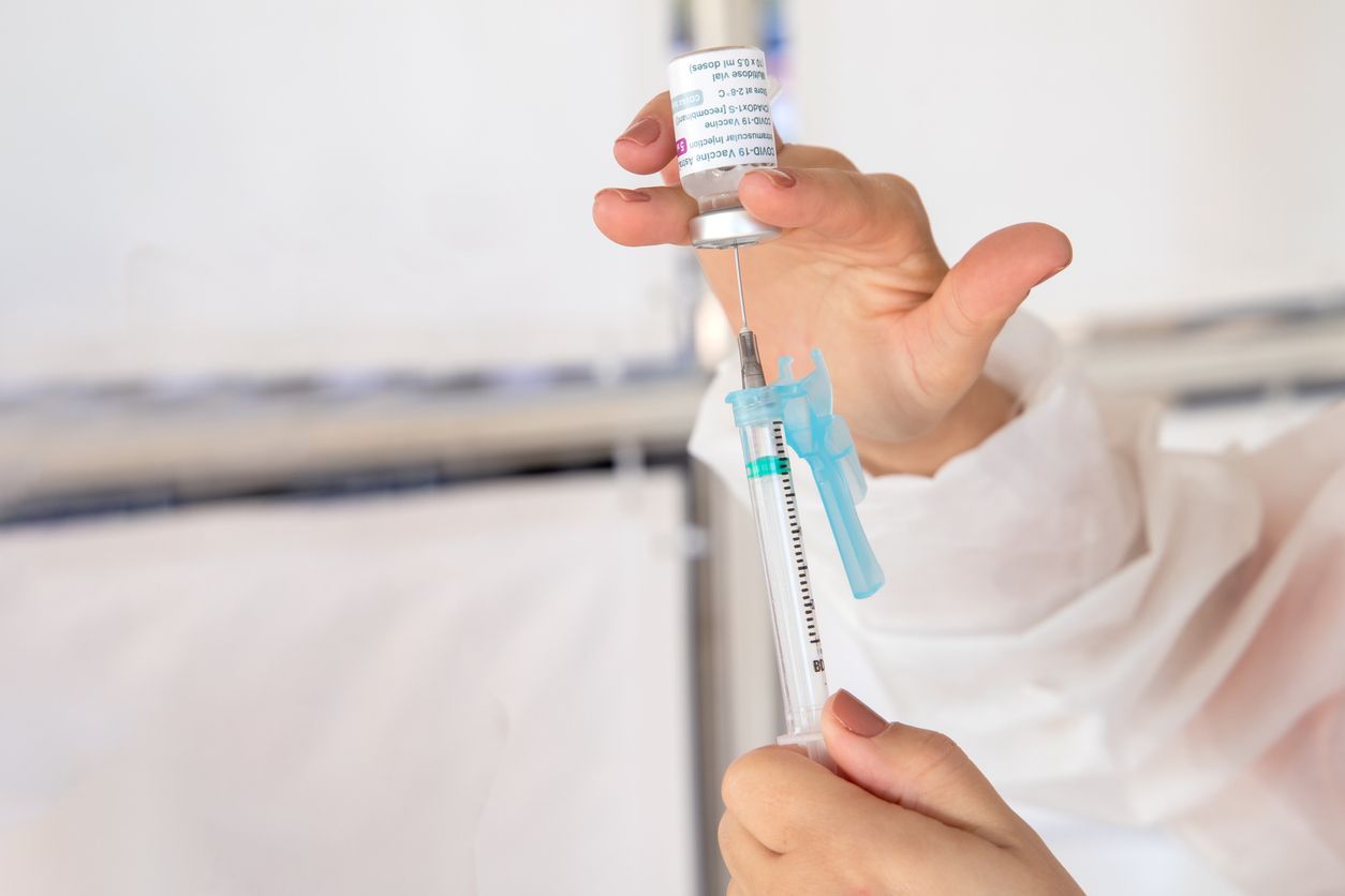 Las dos dosis de Pfizer o AstraZeneca contra la Covid 19 generan una repuesta neutralizante en el 95% de las personas. Foto: IStock.