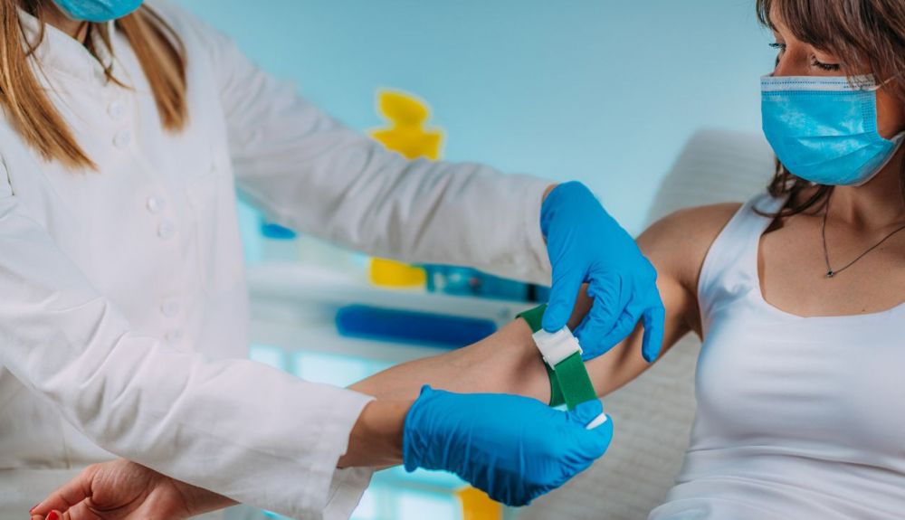 Una mujer preparada para donar sangre Una mujer preparada para donar sangre