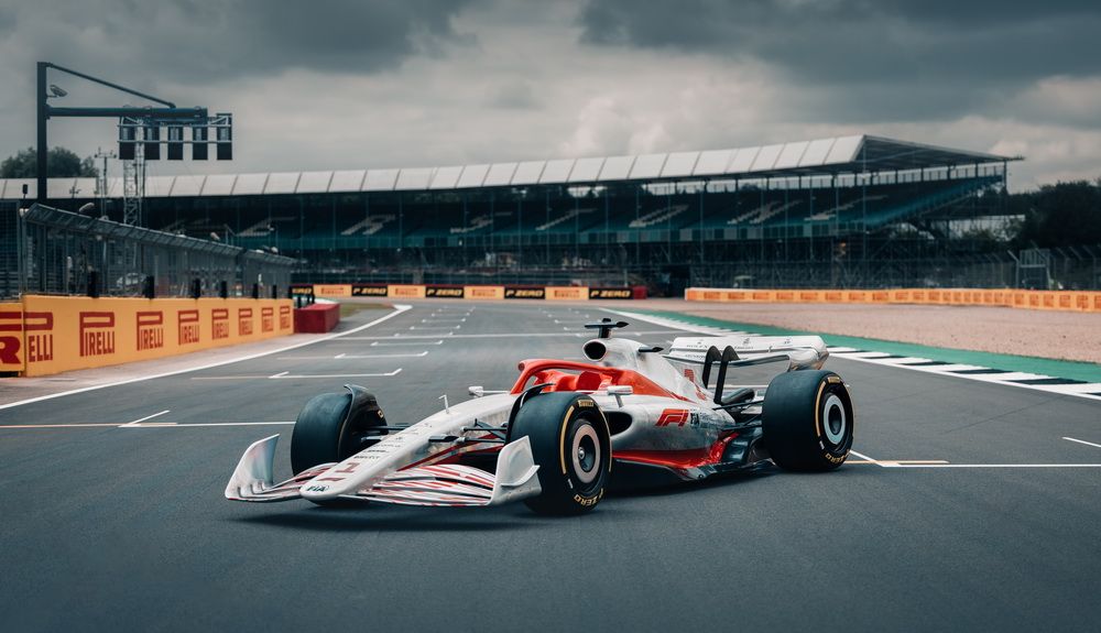 El monoplaza de F1 de 2022 en la parrilla de salida del circuito de Silverstone