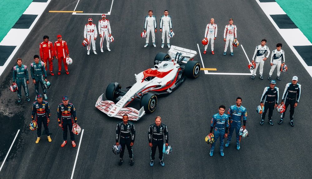 Todos los pilotos junto al monoplaza de F1 de 2022