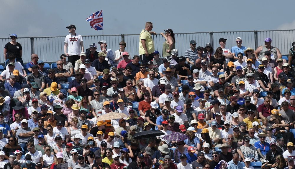 En Silverstone, las gradas abarrotadas de público, sin mascarillas ni distancia social