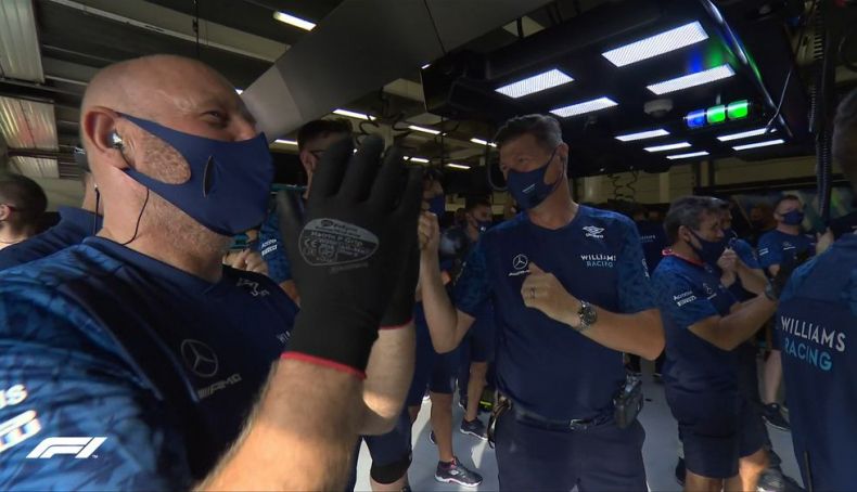 Los mecánicos de Williams aplaudiendo la acción de Russell, 7º en la Q2