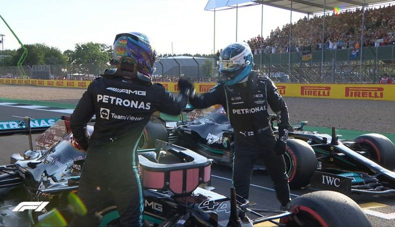 Bottas felicita a Hamilton tras marcar el tercer y primer tiempo respectivamente