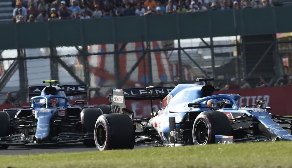 Fernando Alonso delante de su compañero en Alpine Esteban Ocon