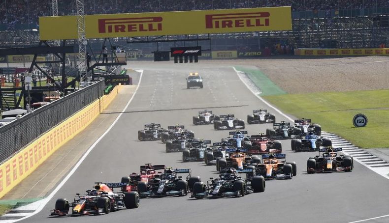 1 Salida de la Sprint Qualifying, con Verstappen delante de Hamilton 1 Salida de la Sprint Qualifying, con Verstappen delante de Hamilton