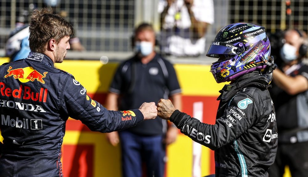 Lewis Hamilton saludando al poleman Max Verstappen tras la Sprint Qualifying