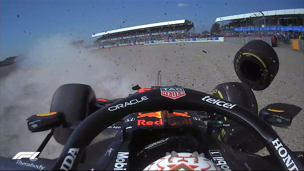 Accidente espectacular de Verstappen, que choca contra los muros de protecciónd de Copse