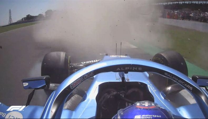 Trompo de Fernando Alonso en la curva Woodcote cuando se dirigía a la parrilla Trompo de Fernando Alonso en la curva Woodcote cuando se dirigía a la parrilla