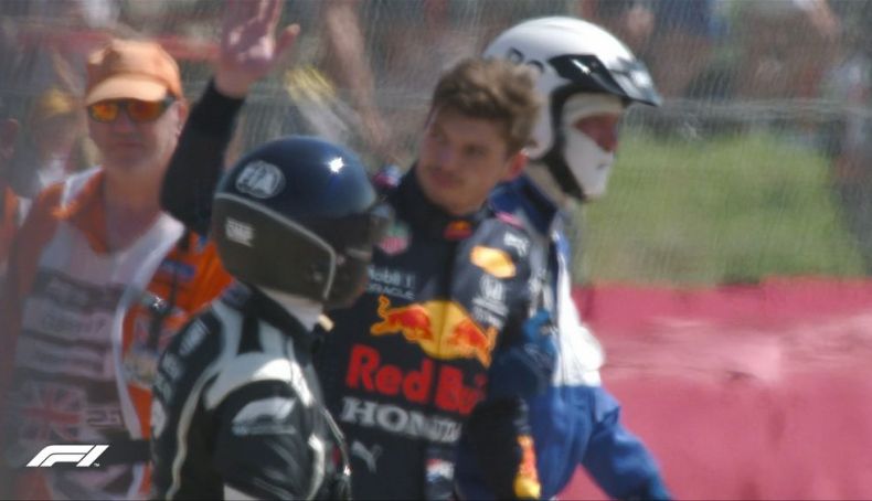 Verstappen pudo salir de su Red Bull y fue trasladado al hospital del circuito en ambulancia Verstappen pudo salir de su Red Bull y fue trasladado al hospital del circuito en ambulancia