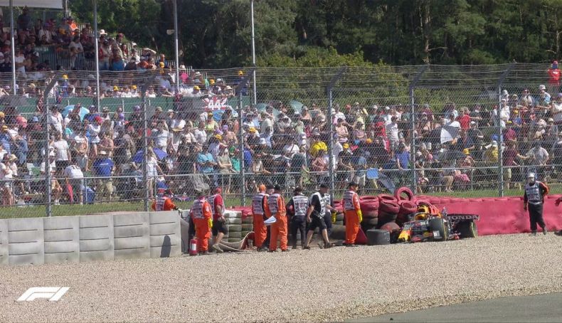 Los neumáticos de protección tuvieron que ser reparados tras el accidente de Verstappen antes de reiniciar la carrera Los neumáticos de protección tuvieron que ser reparados tras el accidente de Verstappen antes de reiniciar la carrera