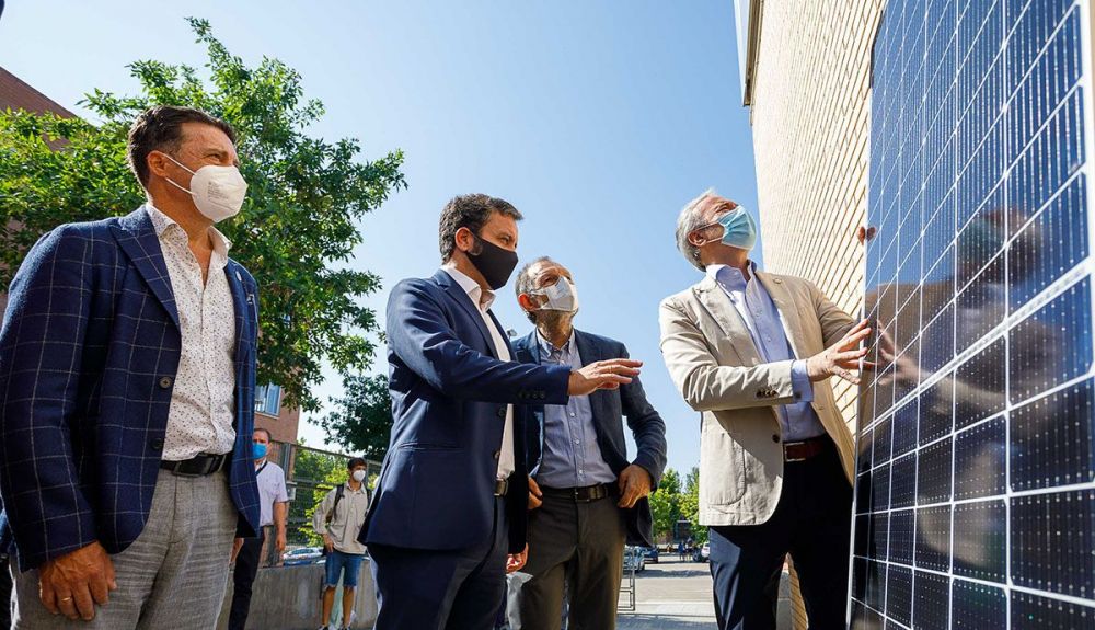 Una imagen del inicio de la instalación de las placas en Barrio Solar. Una imagen del inicio de la instalación de las placas en Barrio Solar.