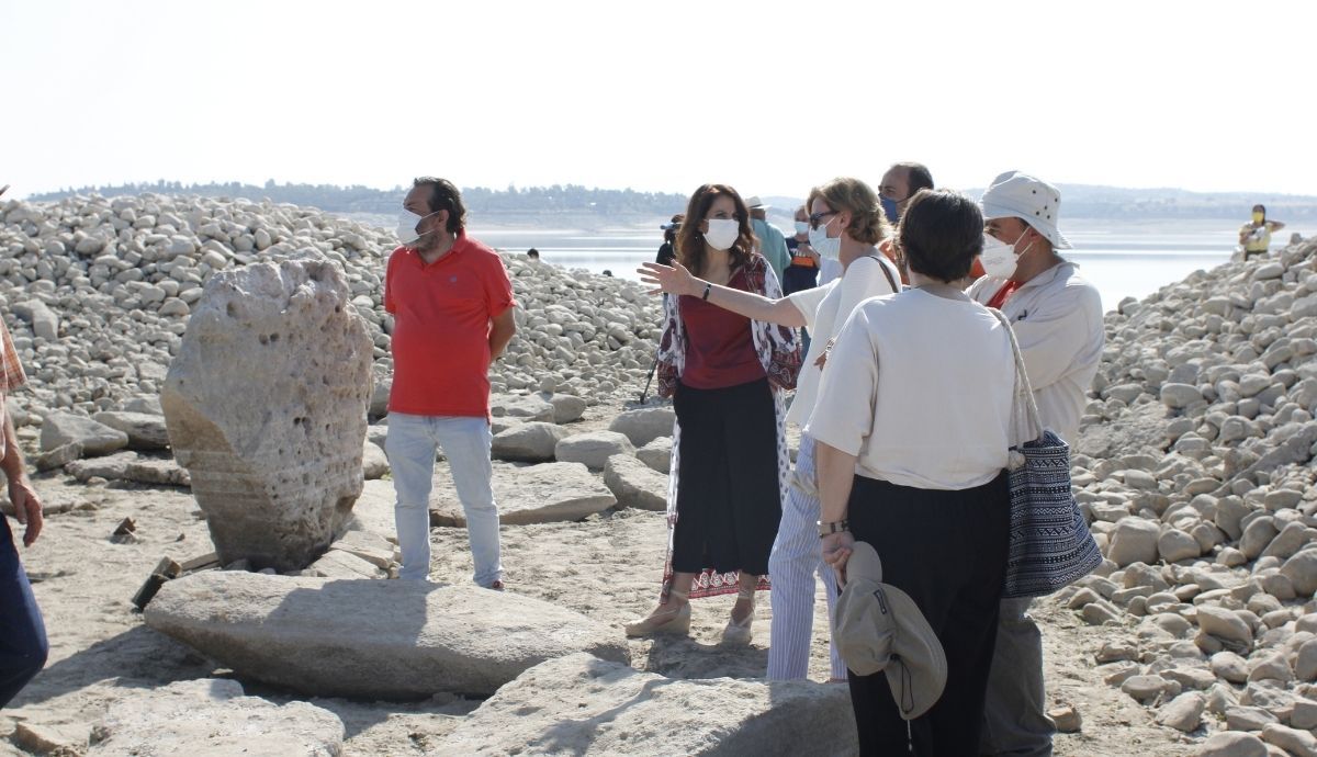 Un momento de la visita al Dolmen de Guadalperal, en el embalse de Valdecañas.