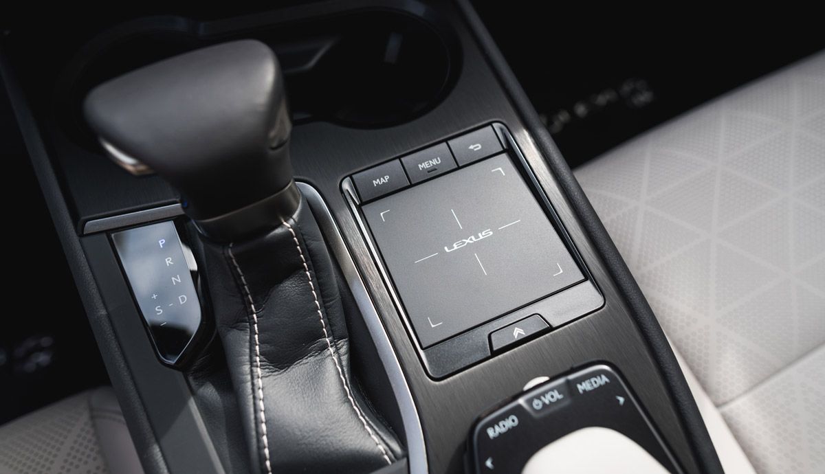 Lexus UX 250h.