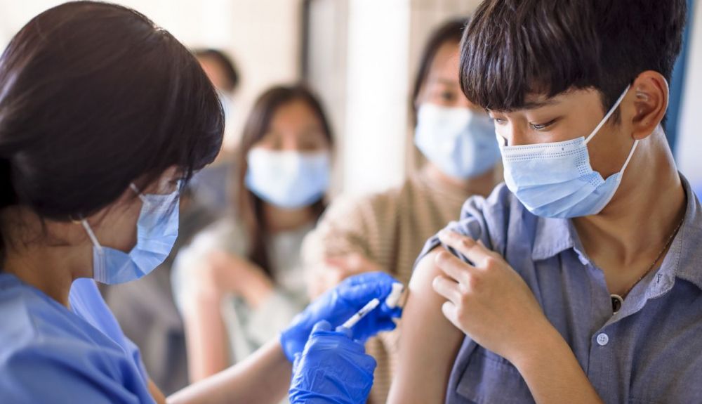 Estudiantes de Secundaria vacunándose contra el coronavirus.