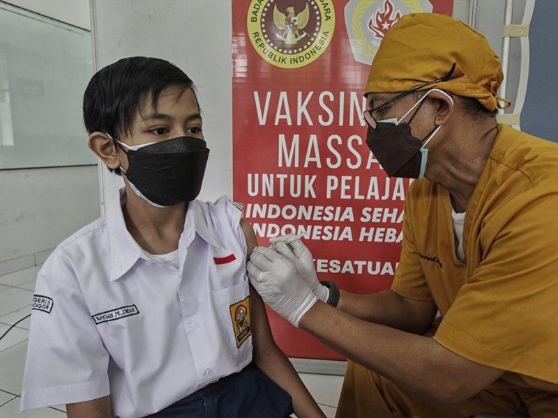Un estudiante en Bogor, Indonesia, recibe la vacuna contra la Covid 19.
