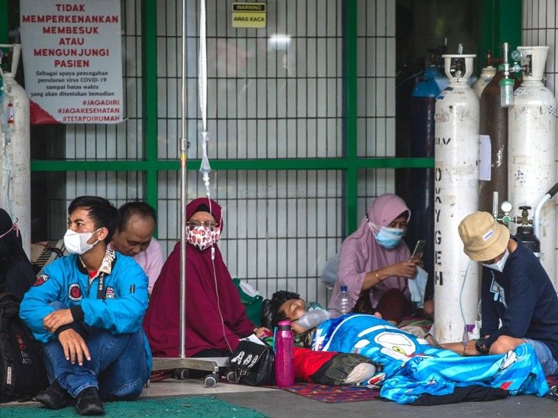 Una cola en un hospital en Surabaya. Este país se ha visto duramente afectada por la variante Delta