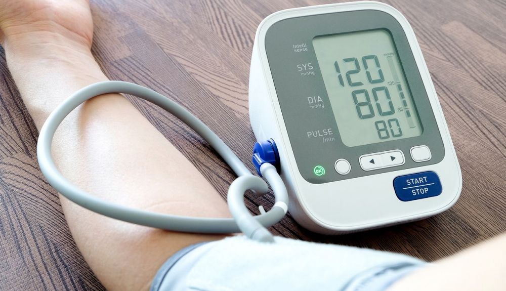 Los valores normales de tensión arterial suelen situarse entre los 120 mm Hg (milímetros de mercurio) de máxima y los 80 mm Hg de mínima. Los valores normales de tensión arterial suelen situarse entre los 120 mm Hg (milímetros de mercurio) de máxima y los 80 mm Hg de mínima.