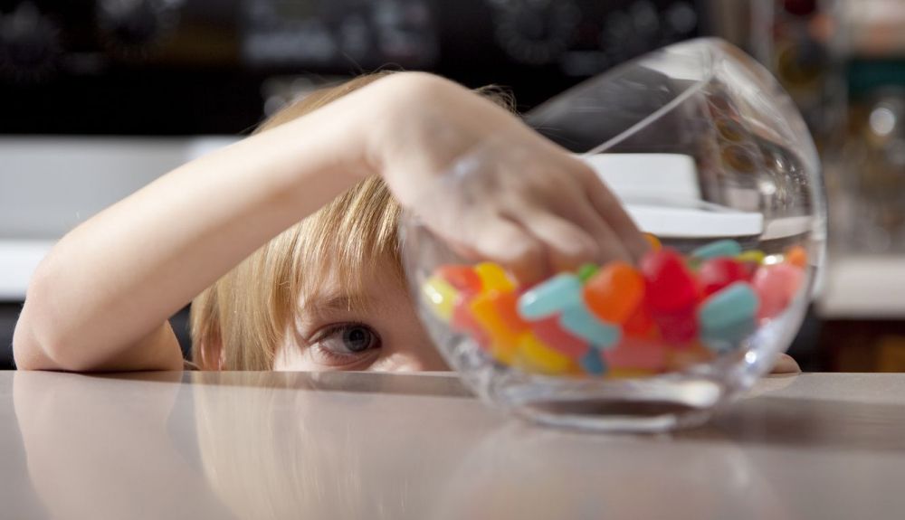 Todos los expertos indican que hay que controlar el consumo de chuches en niños. Todos los expertos indican que hay que controlar el consumo de chuches en niños.