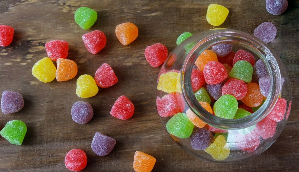 Las gominolas llevan gelatina, que se fabrica a partir de productos animales. Las gominolas llevan gelatina, que se fabrica a partir de productos animales.