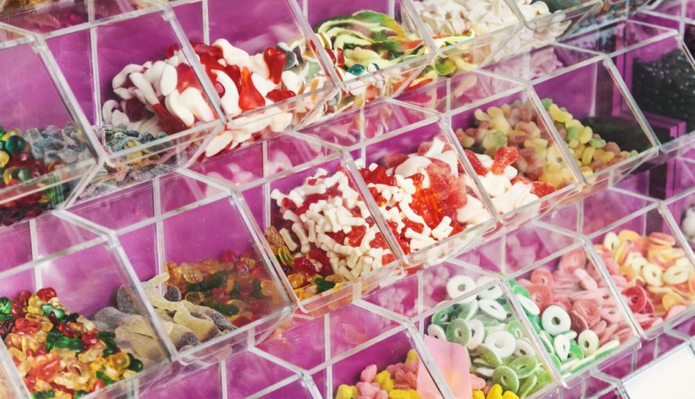 Junto a las chuches tradicionales, suelen aparecer otras llamadas saludables. Junto a las chuches tradicionales, suelen aparecer otras llamadas saludables.