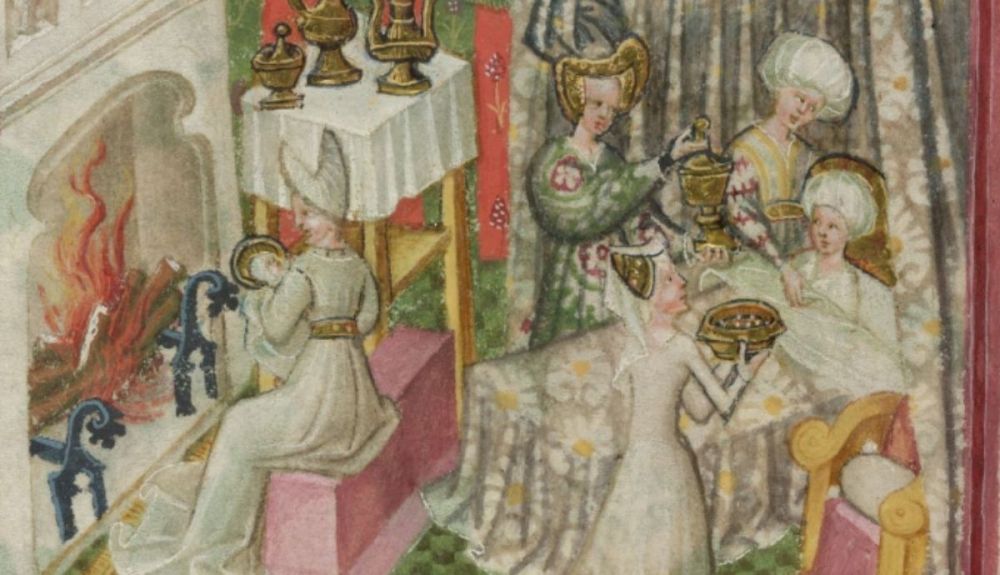 Una cámara de cama medieval abarrotada.
