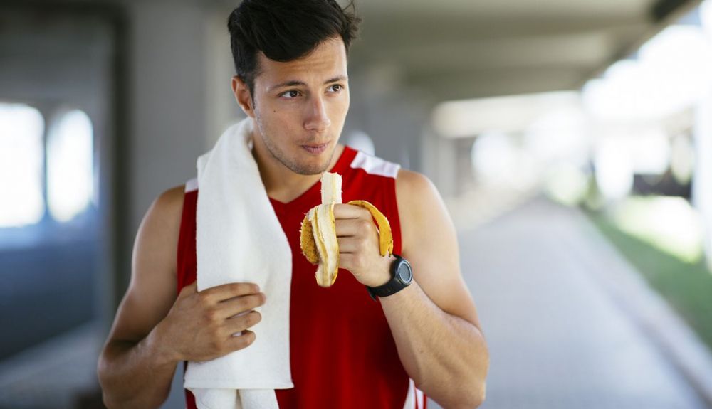 Las propiedades del plátano hacen que deportistas y atletas lo incluyan en su dieta.