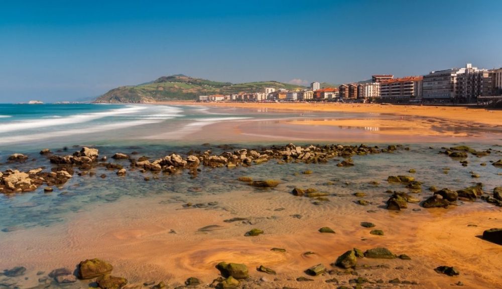 La playa de Zarautz es la más extensa de la costa vasca. La playa de Zarautz es la más extensa de la costa vasca.