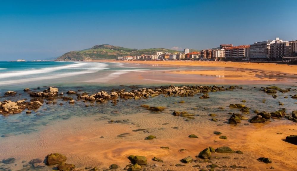 La playa de Zarautz es la más extensa de la costa vasca.