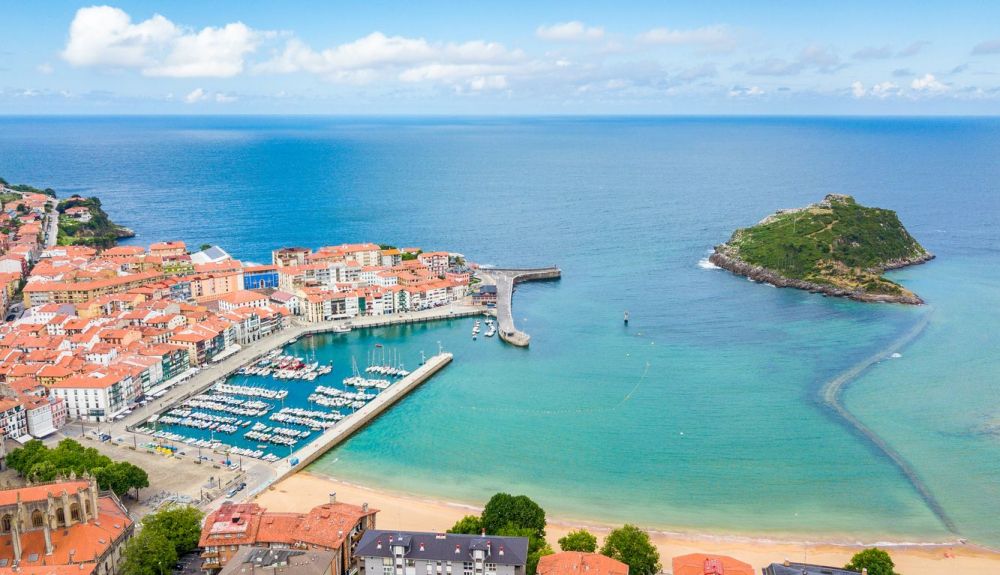 Playas de Lekeito con la isla al fondo. IStock.