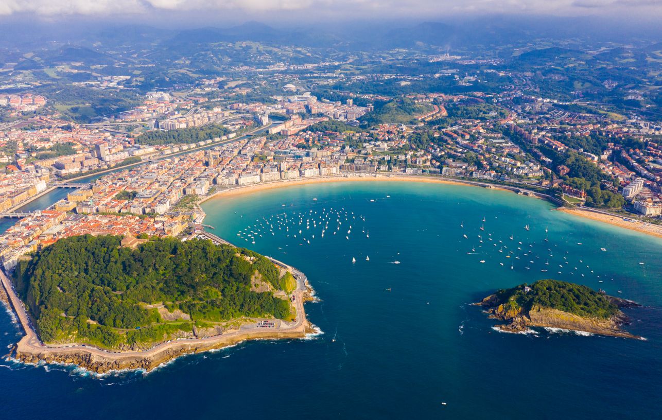 Vista aérea de la Concha, en San Sebastián, una de las playas más bonitas del País Vasco. Foto: IStock.