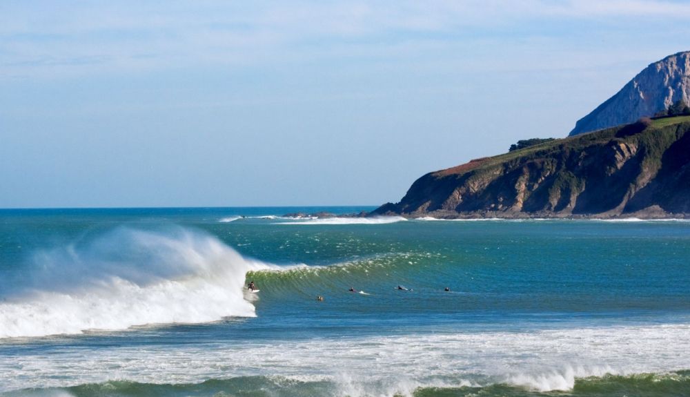 La playa de Laidatxu en Mundaka atrae a numerosos surfistas.