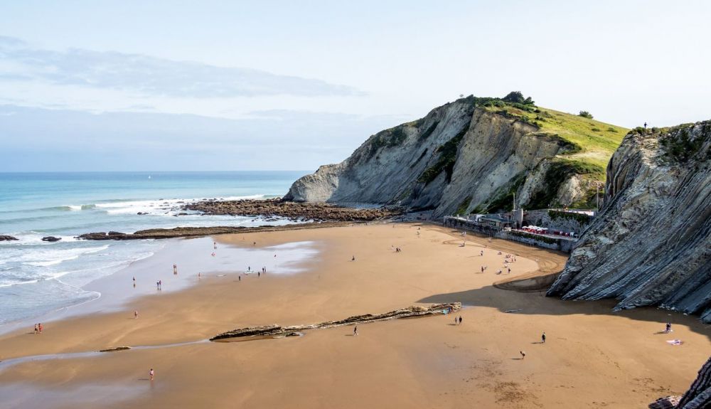 La playa de Itzurun se encuentra situada muy cerca del al casco urbano de Zumaia