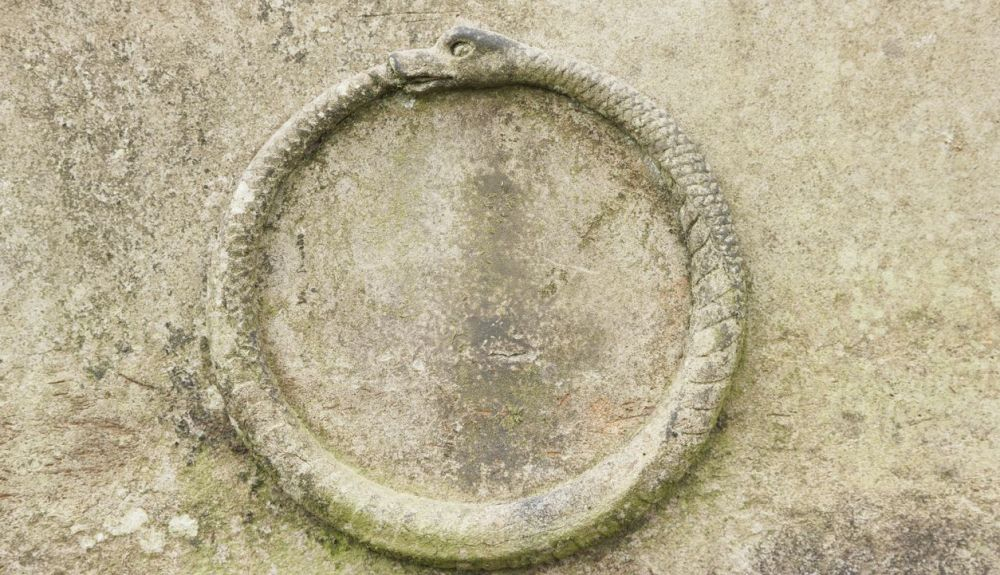 Escultura de Ouroboros Escultura de Ouroboros