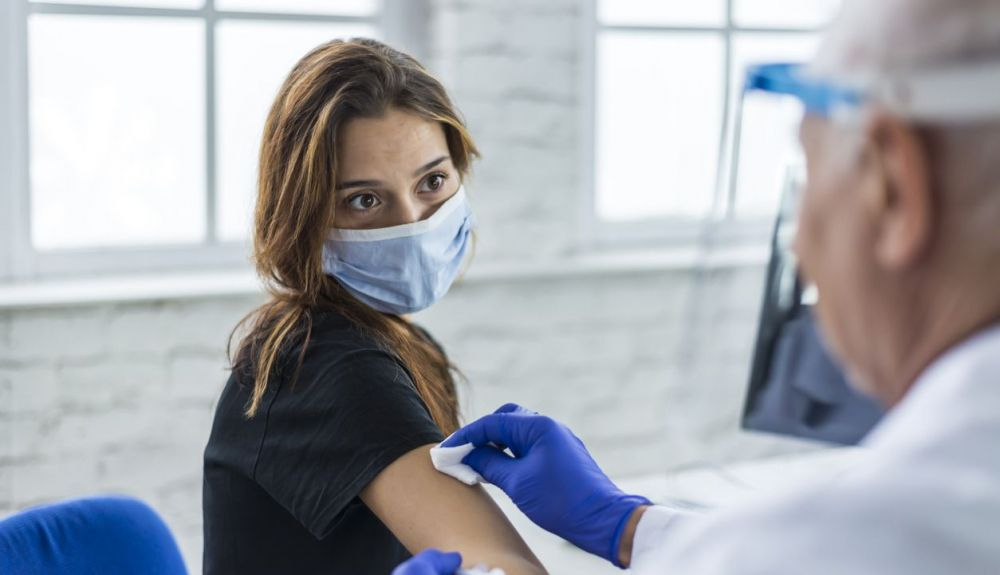 Se evaluó vacunar antes a los grupos de población que podían contribuir más a la transmisión de la epidemia. Se evaluó vacunar antes a los grupos de población que podían contribuir más a la transmisión de la epidemia.