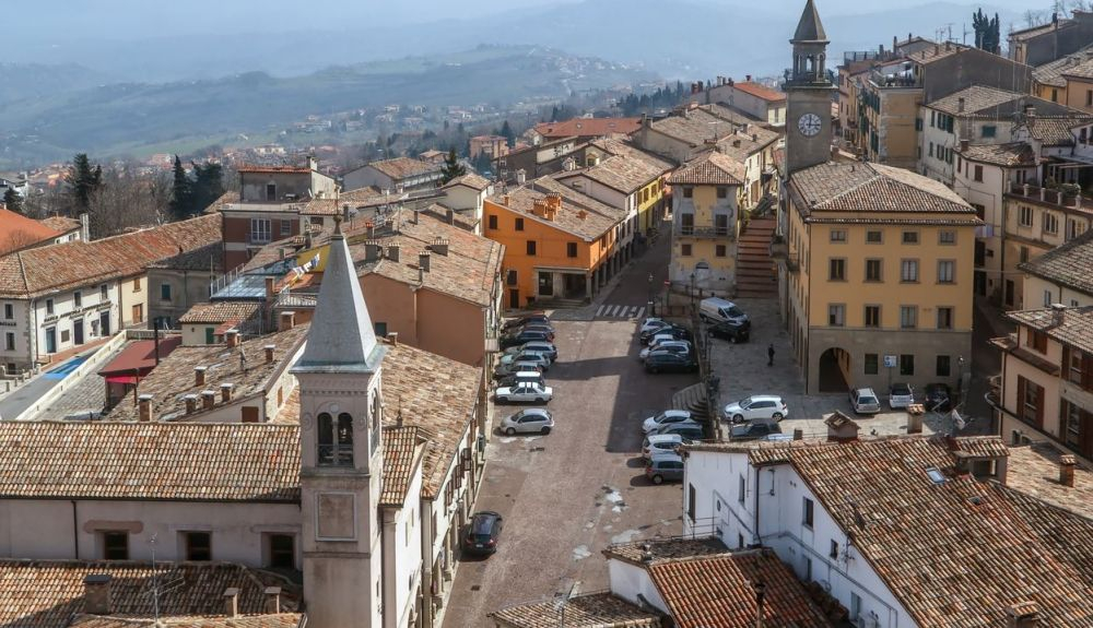Vista de la ciudad de San Marino, un pequeño país incrustado en la Italia moderna. Vista de la ciudad de San Marino, un pequeño país incrustado en la Italia moderna.