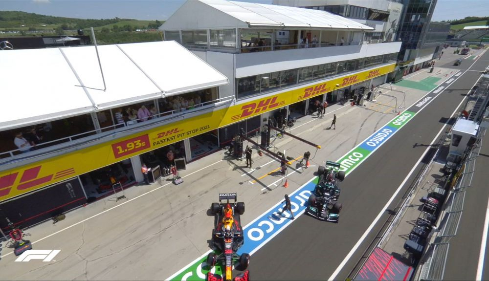Verstappen sale de su garaje justo cuando lo hace Hamilton Verstappen sale de su garaje justo cuando lo hace Hamilton