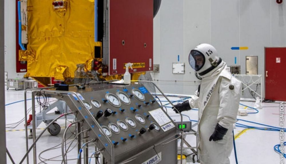 Trabajos en el satélite antes de ser puesto en órbita. Trabajos en el satélite antes de ser puesto en órbita.