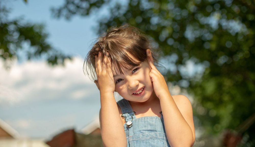 La otitis externa produce dolor agudo en el oído y el conducto se inflama y enrojece. 