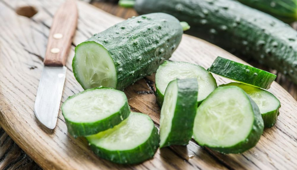 El pepino es una fruta baja en calorías. El pepino es una fruta baja en calorías.