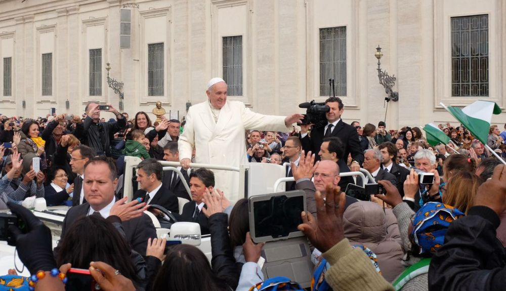 Francisco, saludando al público. Solo el Papa puede llevar un solideo blanco.