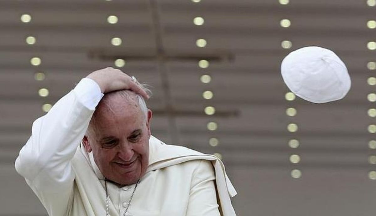 El gorro papal ha sido protagonista de numerosas anécdotas. 