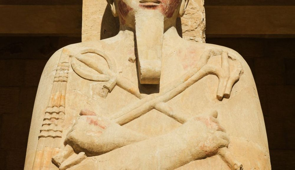 Estatua de Osiris en el Templo Mortuorio de Hatshepsut en Deir el Bahari, Egipto Estatua de Osiris en el Templo Mortuorio de Hatshepsut en Deir el Bahari, Egipto